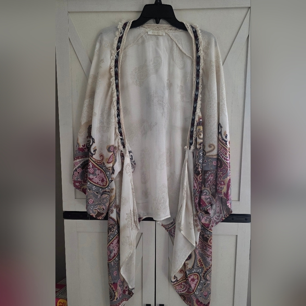 Entro Cream Paisley Kimono
